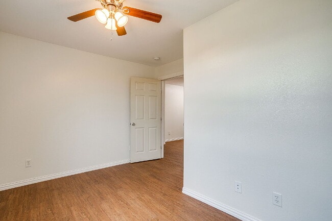 Building Photo - Updated Duplex in Weatherford with large y...