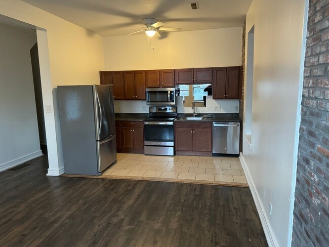 Building Photo - 2027 Russell Blvd