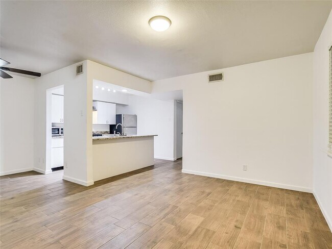 Building Photo - 2303 East Side Dr
