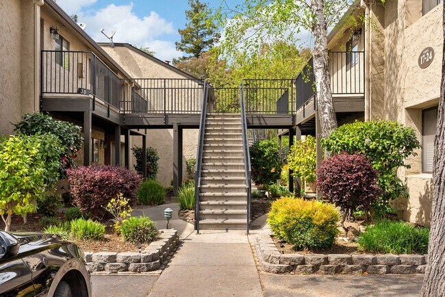 Building Photo - Beautiful Sawmill Commons Condo!