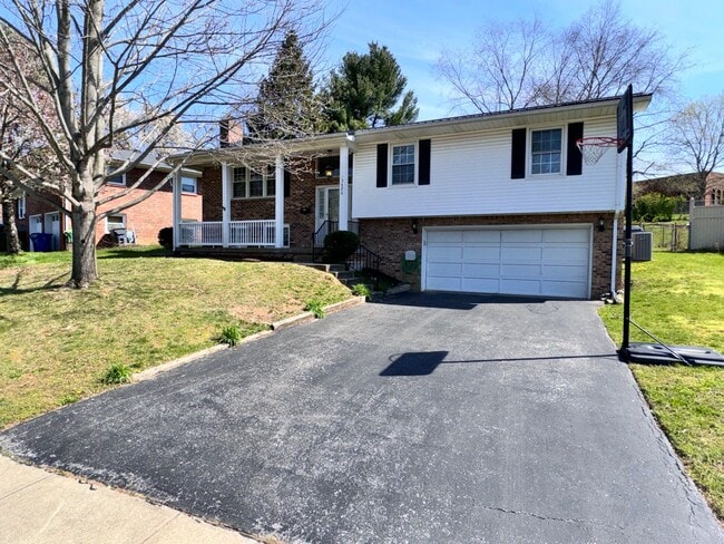 Building Photo - Beautiful House in Tates Creek! 4 BR, 2.5 ...
