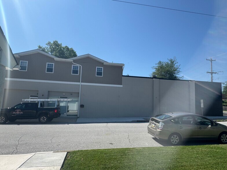 Building Photo - 947 N Providence Rd