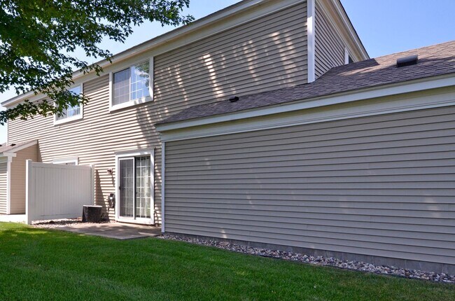 Building Photo - Beautiful 2-Bed 1.5-Bath Townhouse in Eagan - Available Now!