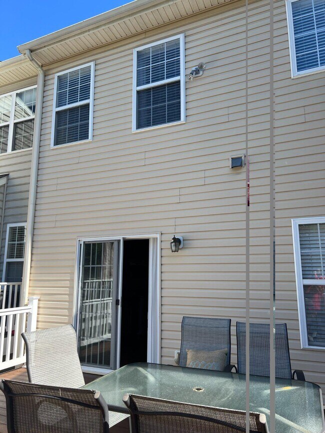 Building Photo - 1606 Trestle St