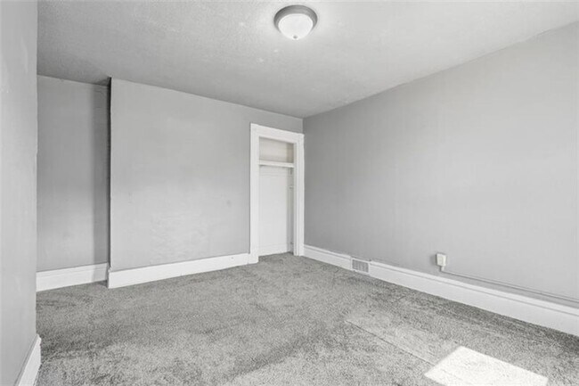 Building Photo - 5-bedroom, 1-bath home in East Pittsburgh