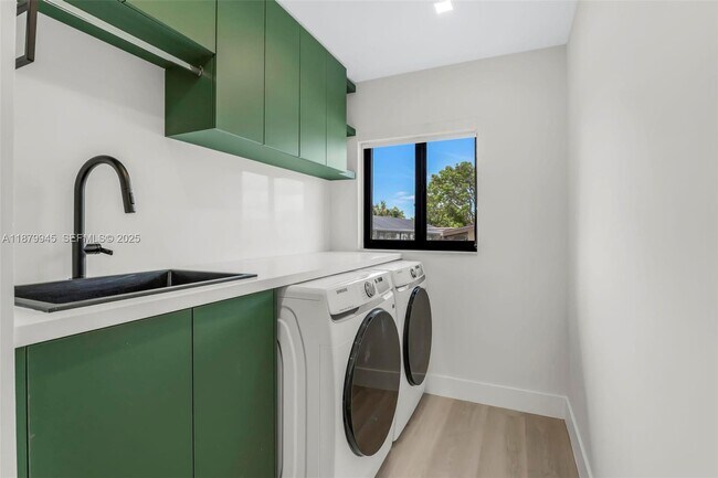 Building Photo - 105 Sinclair St SE