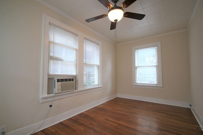 Building Photo - Charming 2/1 Downstairs Apartment Unit w/ ...