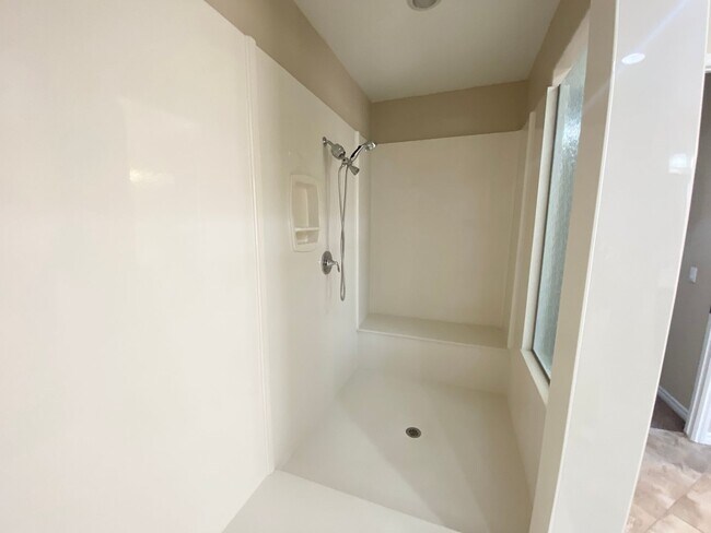 Building Photo - 4/BD 3.5/BA Spacious Home in Gated Communi...