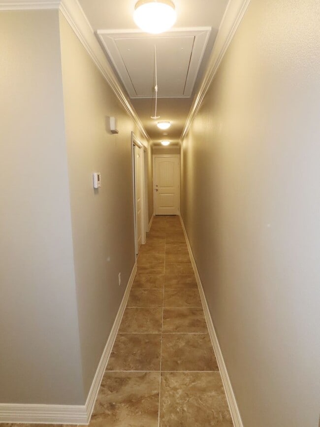 Building Photo - Beautiful 2 Bedroom, 2 Bath Duplex Near Ty...