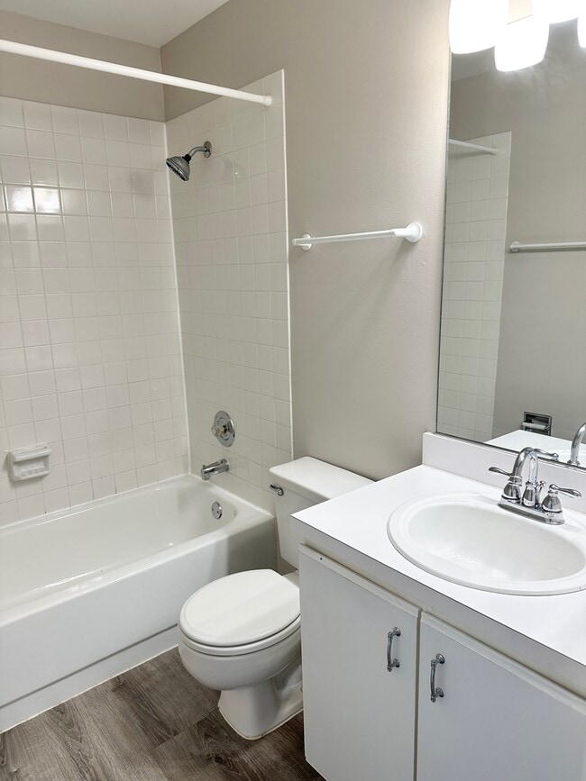 Building Photo - 240 Steeplechase Ct