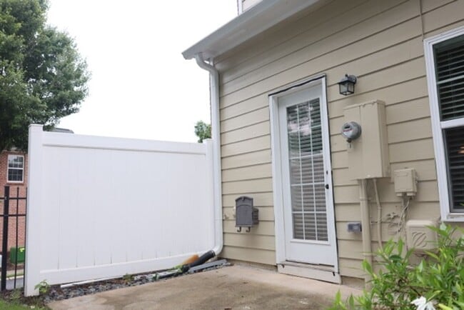 Building Photo - Charming 2-story Townhome