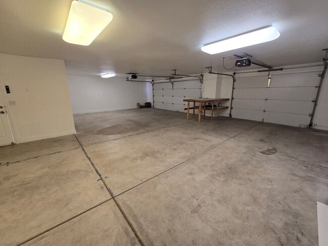 Building Photo - Beautiful, Huge 3 Bedroom in JT!!