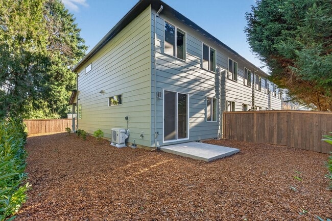 Building Photo - 10907 SE Home Ave