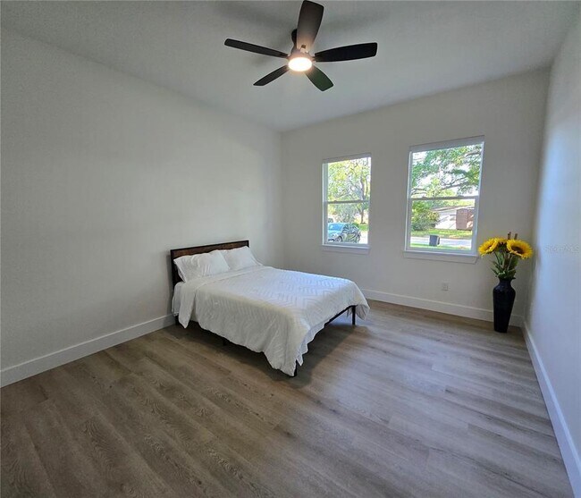 Building Photo - 106 Lake Dr