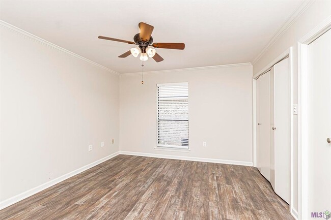 Building Photo - 2 Bedroom Townhouse on Bluebonnet & Jeffer...