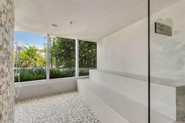 Building Photo - 700 NE 24th St