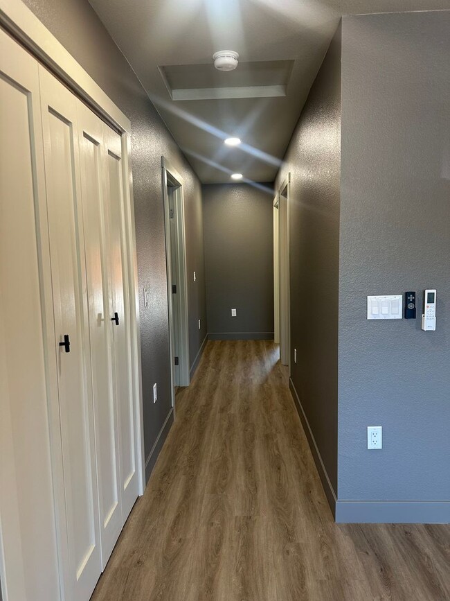 Building Photo - 3 Bedrom 2 Bath Duplex Fully Renovated