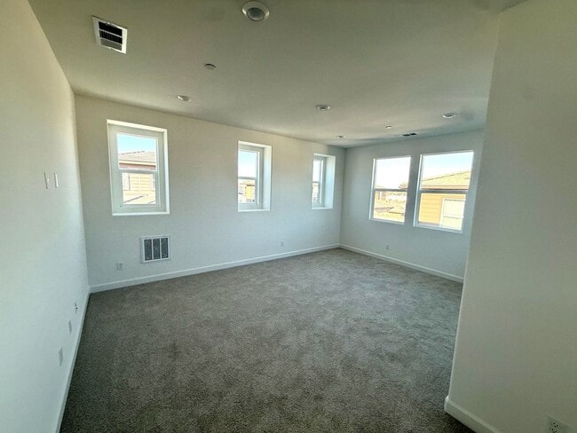 Building Photo - LIVE IN A NEW HOME!