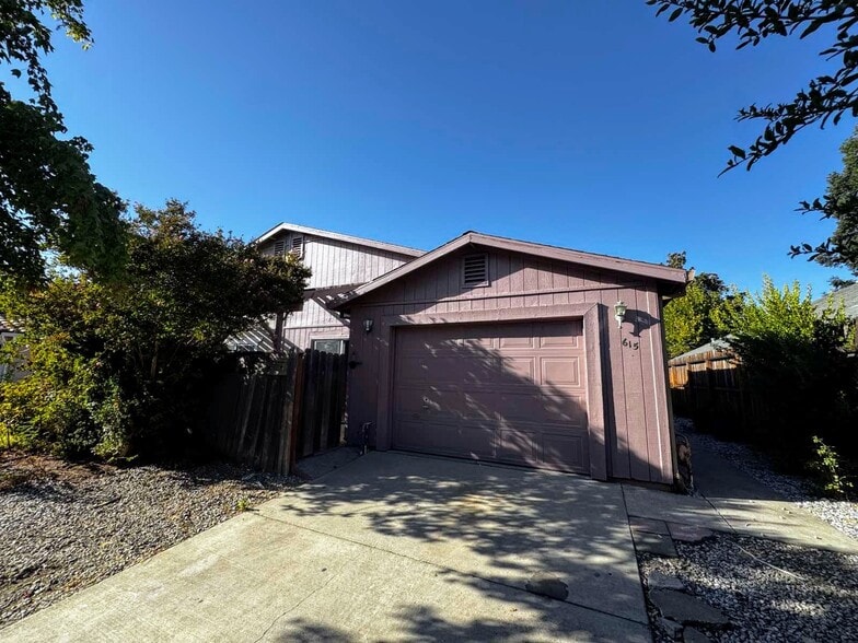 Primary Photo - 615 Oriole Ave