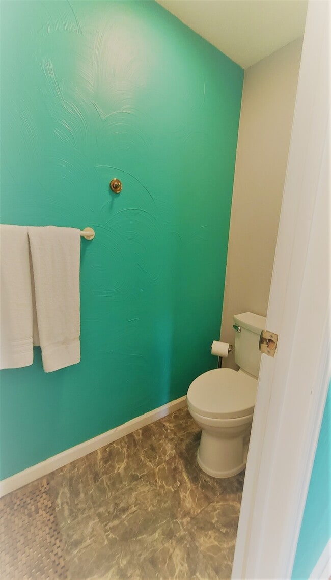 Building Photo - 706 E Stuart St