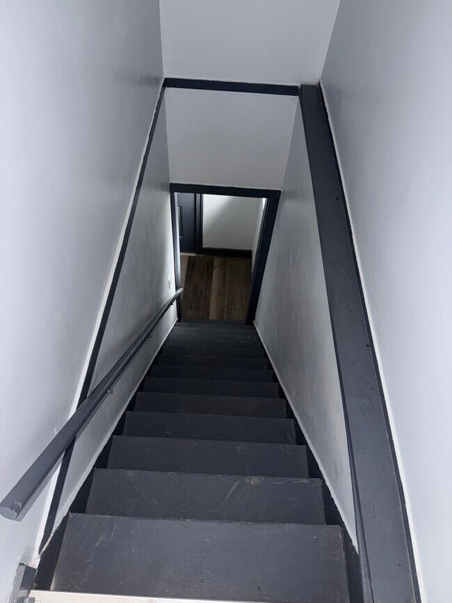 Building Photo - 4 bedroom 2 full bathroom!