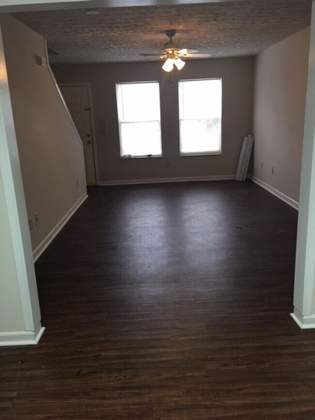 Building Photo - 220 Taliwa Gardens Dr