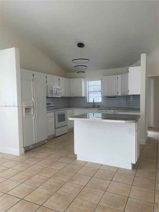 Building Photo - 935 Country Wood Ct