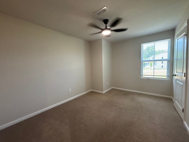 Building Photo - Spacious 5-Bedroom Home in Dillon Lakes