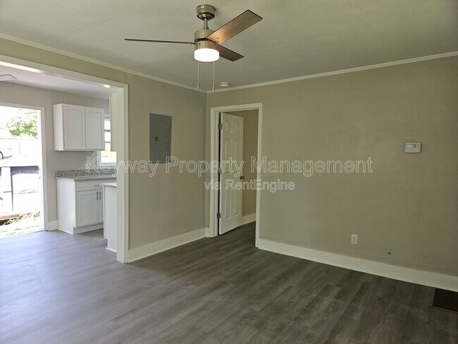 Building Photo - 302 Crystal Lake Dr
