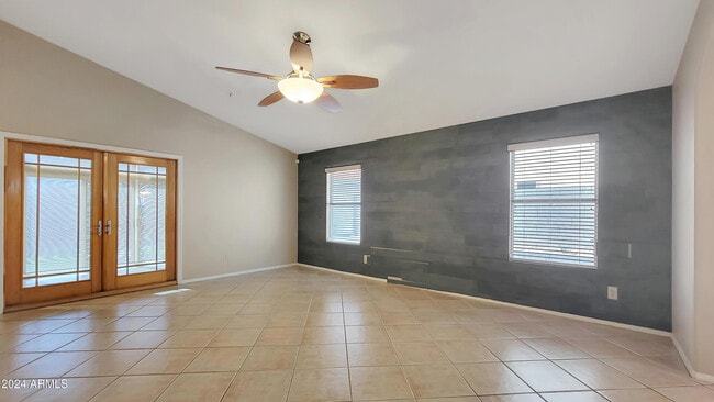Building Photo - 8817 E Dahlia Dr
