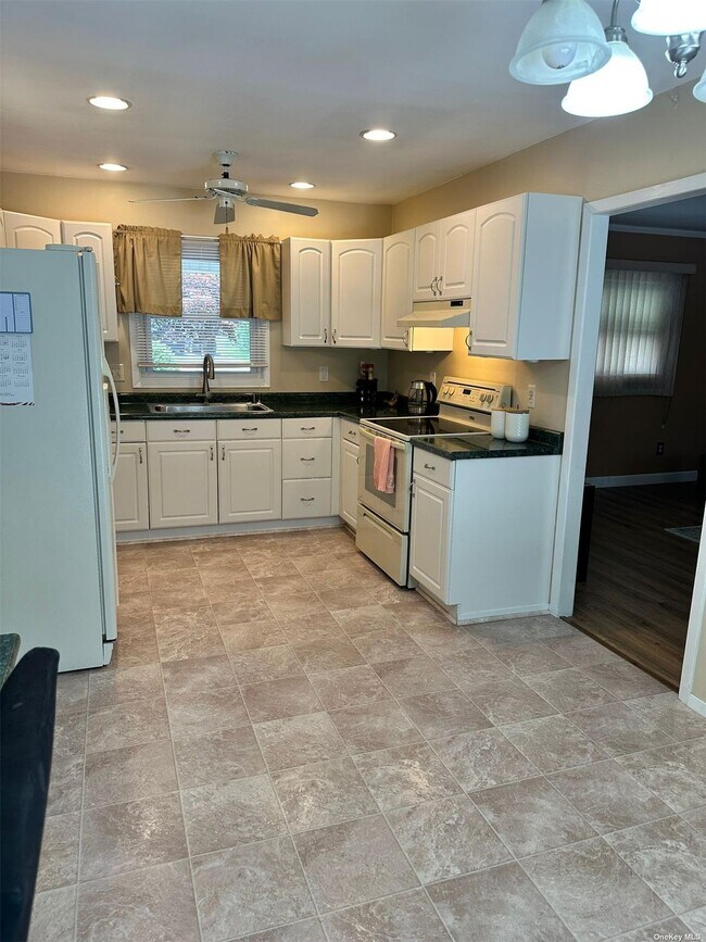 Building Photo - 115 Wedgewood Dr