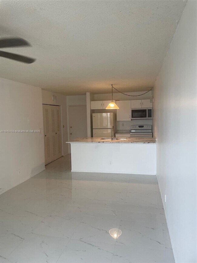Building Photo - 2701 Riverside Dr