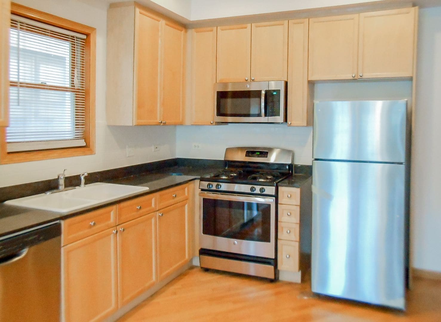 Building Photo - 1324 W Diversey Pky