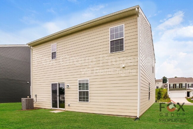 Building Photo - 121 Astor St