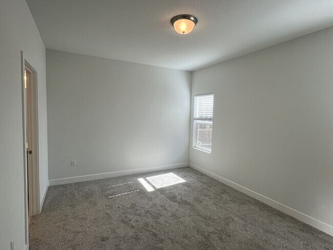 Building Photo - 350 S Willow Ave