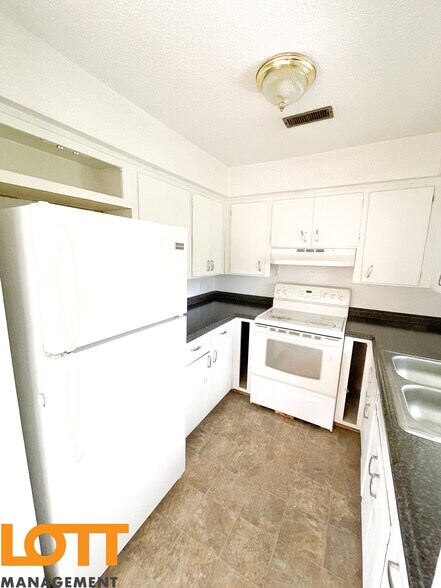 Building Photo - 120 Pueblo St #D