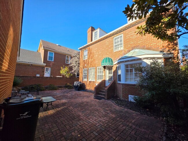 Building Photo - Ghent Square