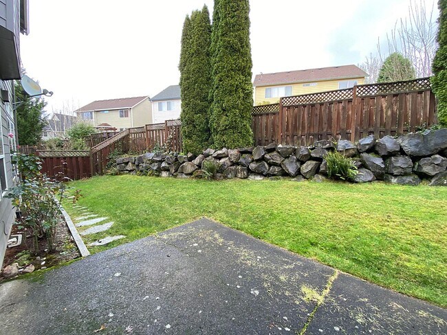 Building Photo - Great NW Home with Fenced Yard, Large Gara...