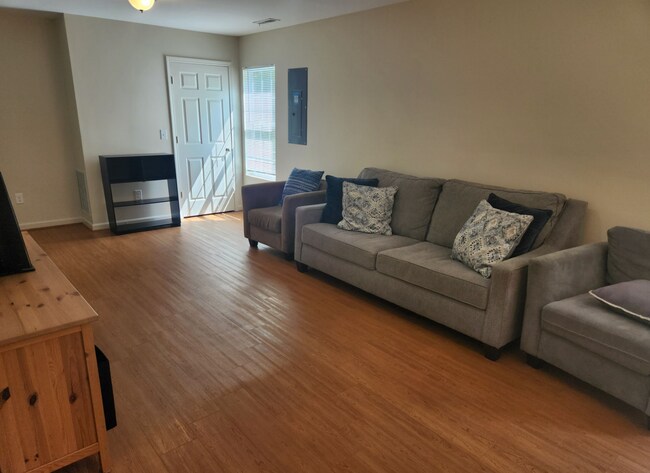 Building Photo - 1024 Ranch Dr