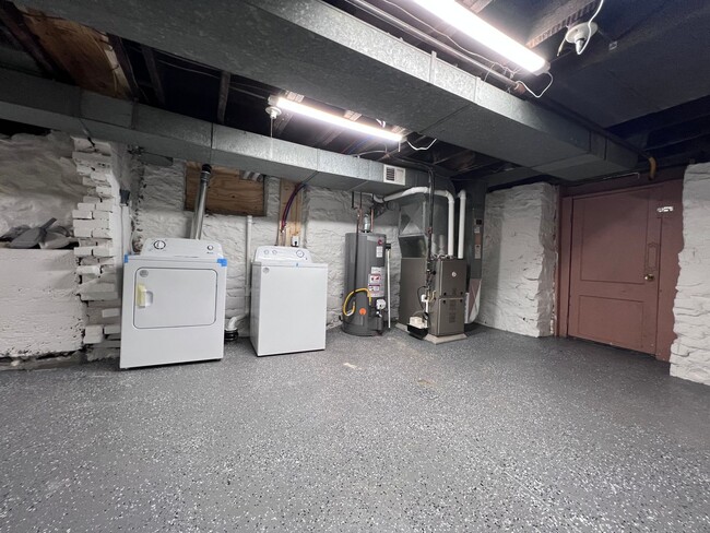 Building Photo - Updated 2BR 1 Bath townhouse with yard!