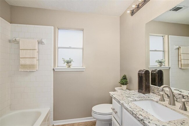 Building Photo - 2815 Parkwood Manor Dr