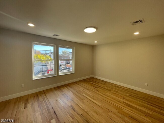 Building Photo - 119-121 Lewis St