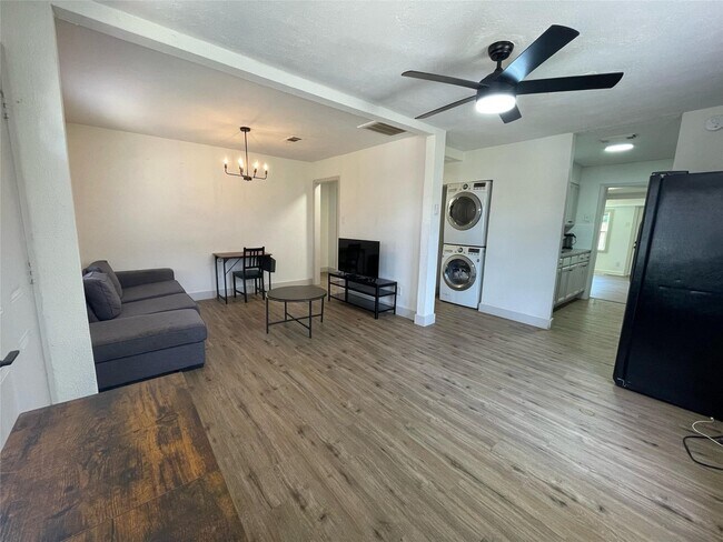 Building Photo - 411 Guyer St