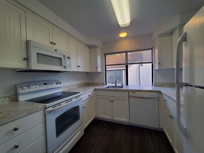 Building Photo - Update 2x2 Top Floor Condo with pool, storage, fireplace & garage in ideal Novato Location