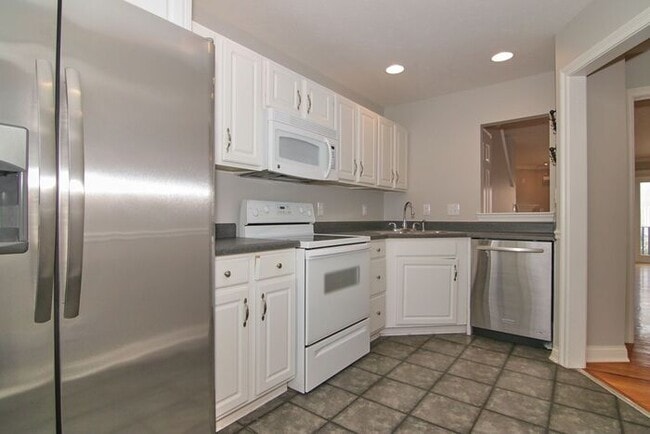 Building Photo - Beautiful Mass Ave Townhome!