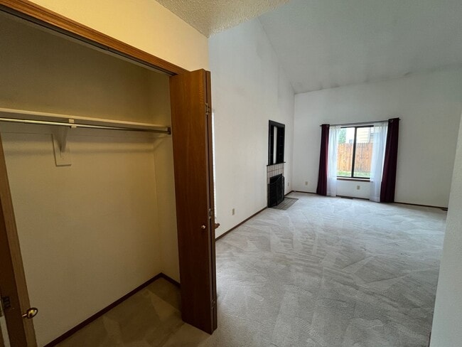 Building Photo - Beautiful 3 bed 2 1/2 bath with 2 car garage! (NEW PICTURES TO COME!!)