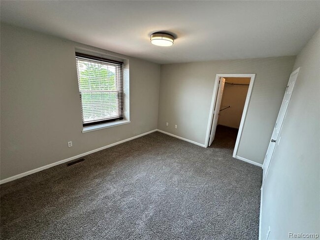 Building Photo - 28240 Golf Pointe Blvd