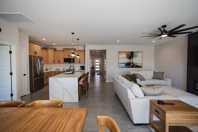Building Photo - VR - 881 Pueblo Dr