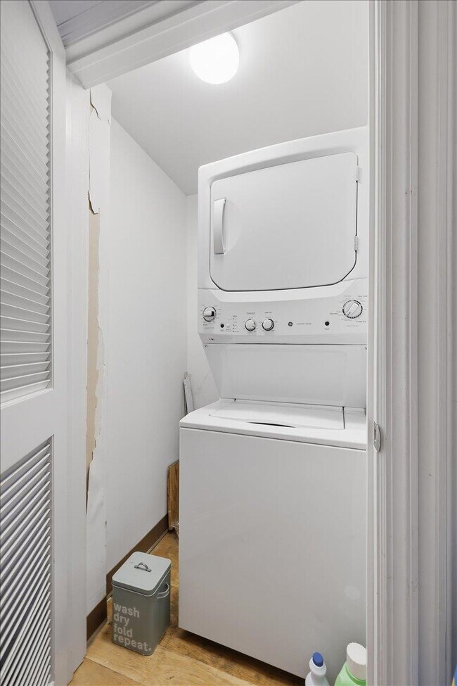 Building Photo - 76 Bowers St