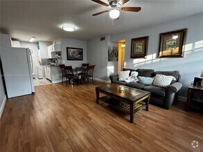 Building Photo - 10052 Twin Lakes Dr